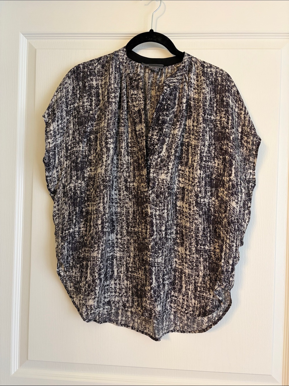 Vince Black & White Abstract Print V-Neck Blouse